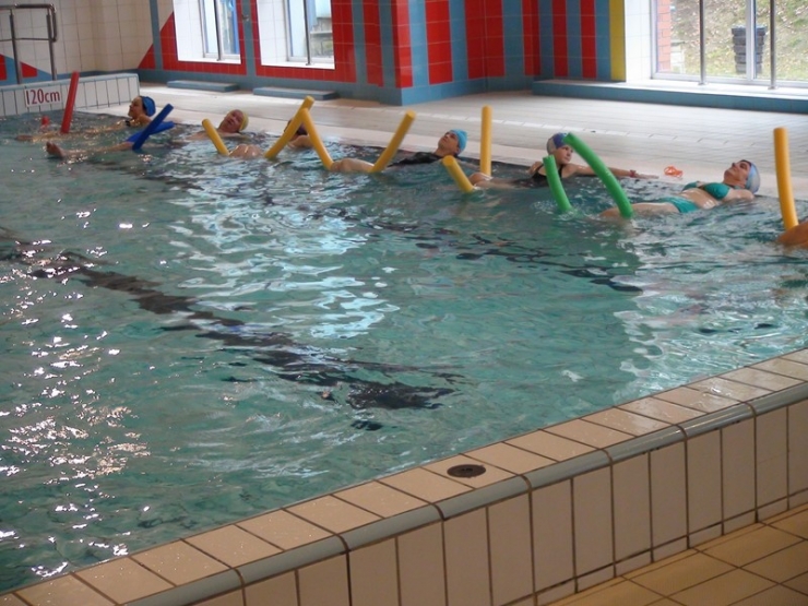 Uczestnicy podczas zajęć na pływalni