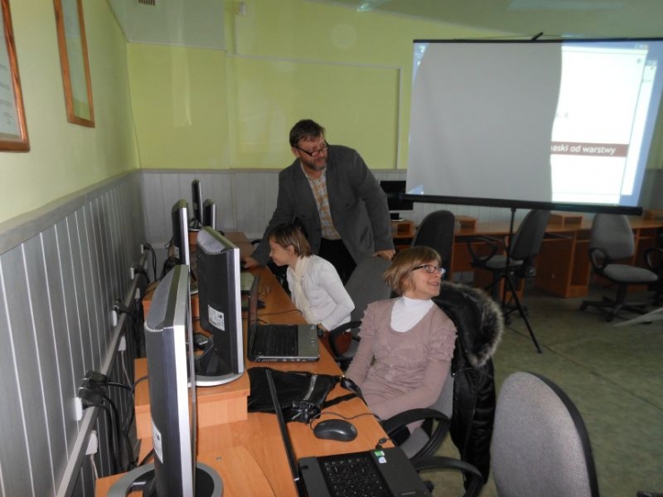 Uczestnicy podczas zajęć komputerowych 1 z 2