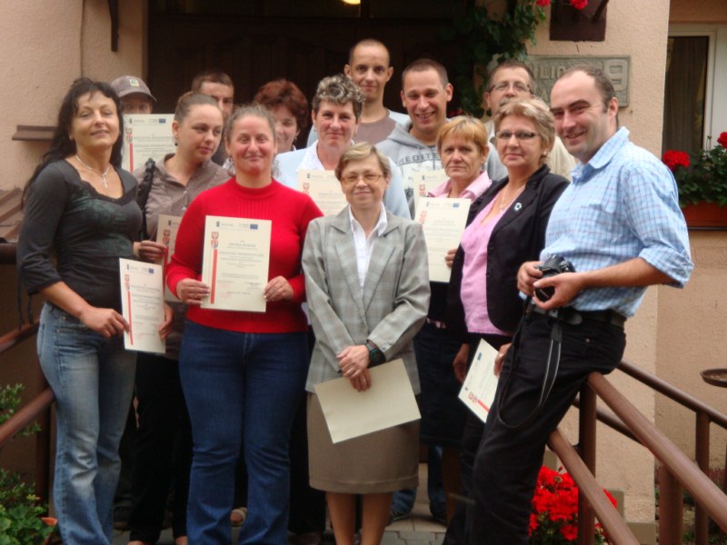 Grupowe zdjęcie uczestników wraz z dyplomami
