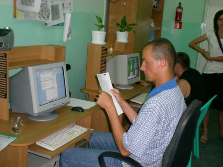 Uczestnicy podczas pracy przy komputerach 9 z 16