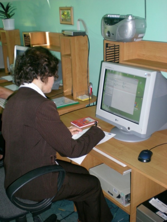Uczestnicy podczas pracy przy komputerach 8 z 16