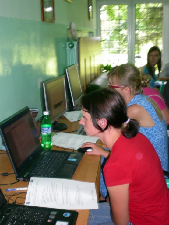 Uczestnicy podczas pracy przy komputerach 12 z 16