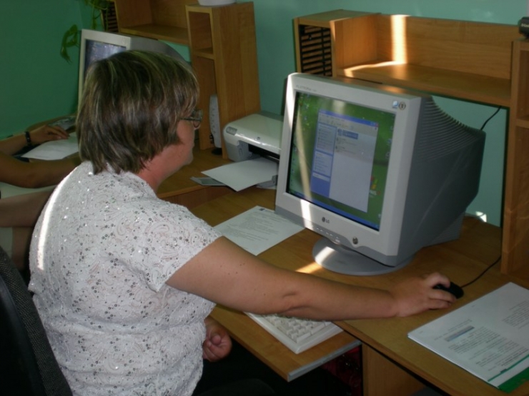 Uczestnicy podczas pracy przy komputerach 11 z 16