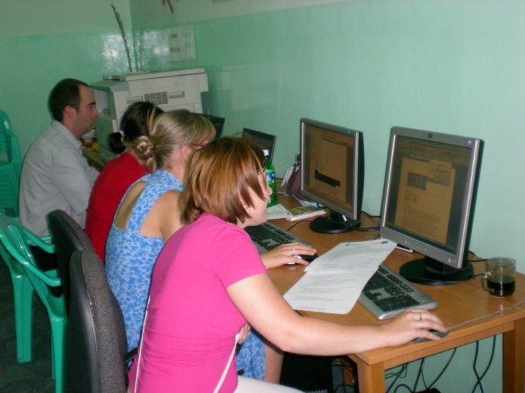 Uczestnicy podczas pracy przy komputerach 13 z 16
