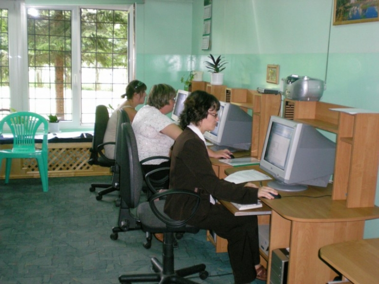 Uczestnicy podczas pracy przy komputerach 14 z 16