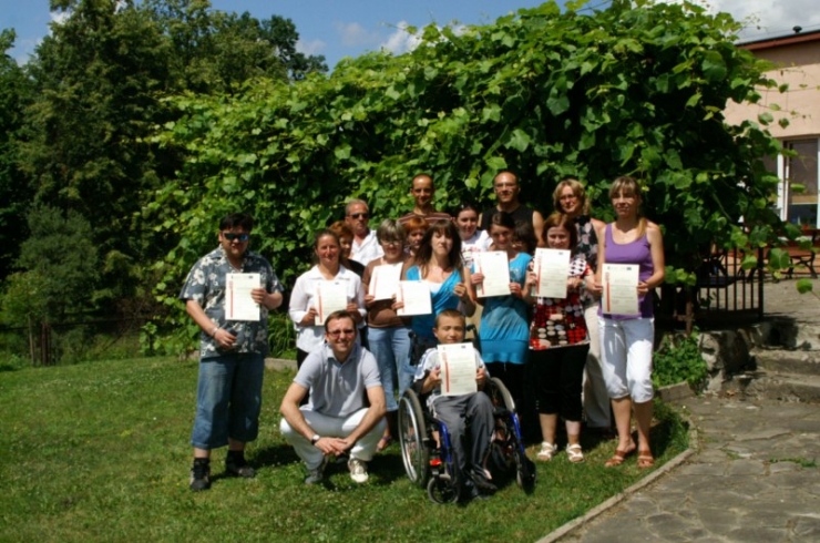 Grupowe zdjęcie uczestników z dyplomami