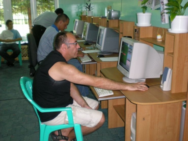 Uczestnicy podczas pracy przy komputerach 7 z 16