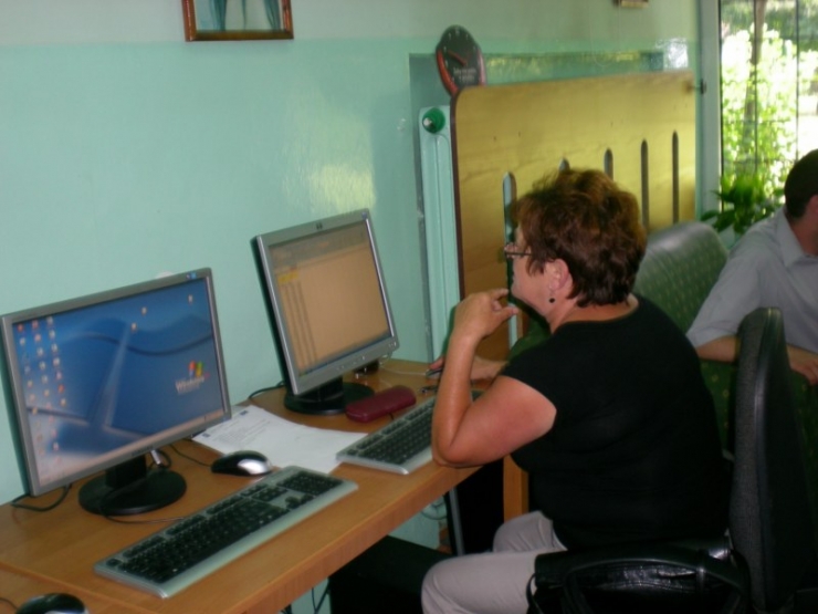 Uczestnicy podczas pracy przy komputerach 6 z 16