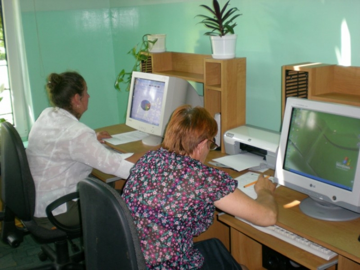 Uczestnicy podczas pracy przy komputerach 4 z 16