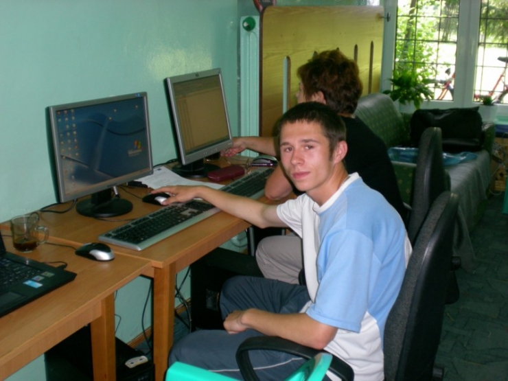 Uczestnicy podczas pracy przy komputerach 2 z 16