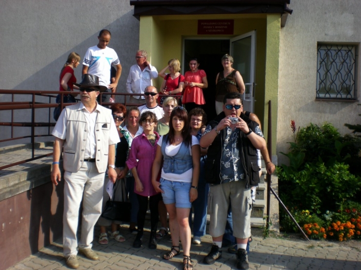 Grupowe zdjęcie uczestników pod budynkiem PCPR Szydłowiec - powiększ