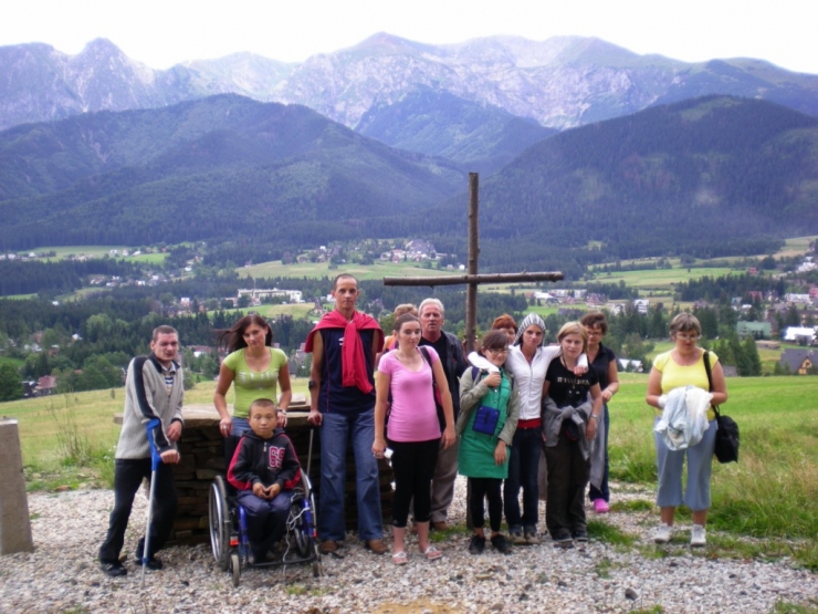 Grupowe zdjęcie podczas przemarszu przez dolinę