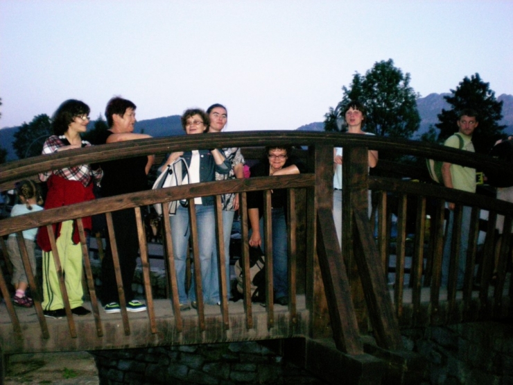 Uczestnicy na drewnianym moście