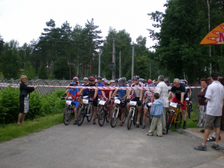 Zawodnicy na rowerach na lini startu