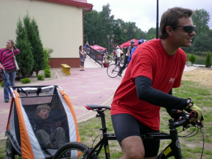 Uczetnik wyściigu rowerowego z doczepionym wózliem  dla dzieci 