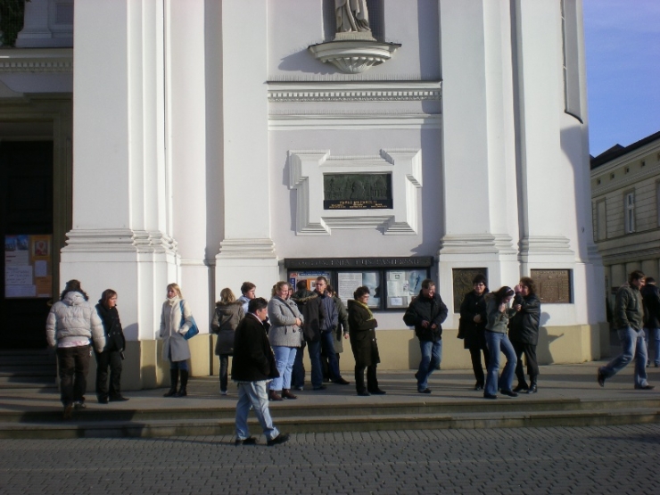 Uczestnicy przy kościele parafialnym w Wadowicach