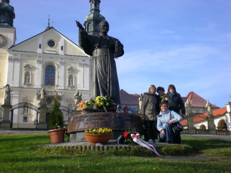 Uczestnicy przy pomniku Jana Pawła II w Wadowicach