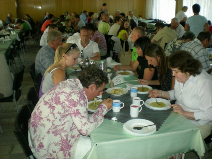 Uczestnicy podczas posiłku