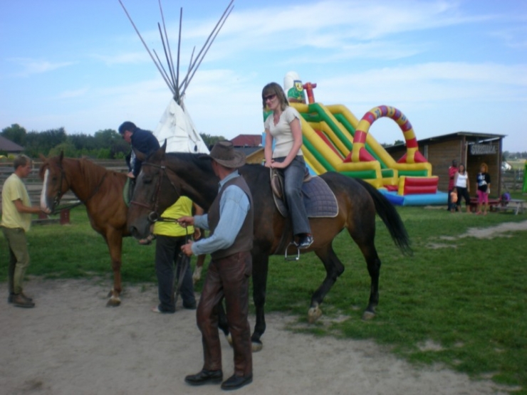 Uczesnicy podczas jazdy na koniu 13 z 14