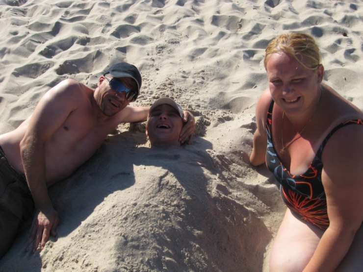 Na plaży, uczestnik zakopany w piasku