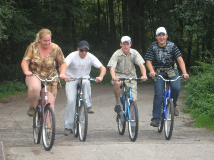 Czworo uczesników na wycieczce rowerowej 