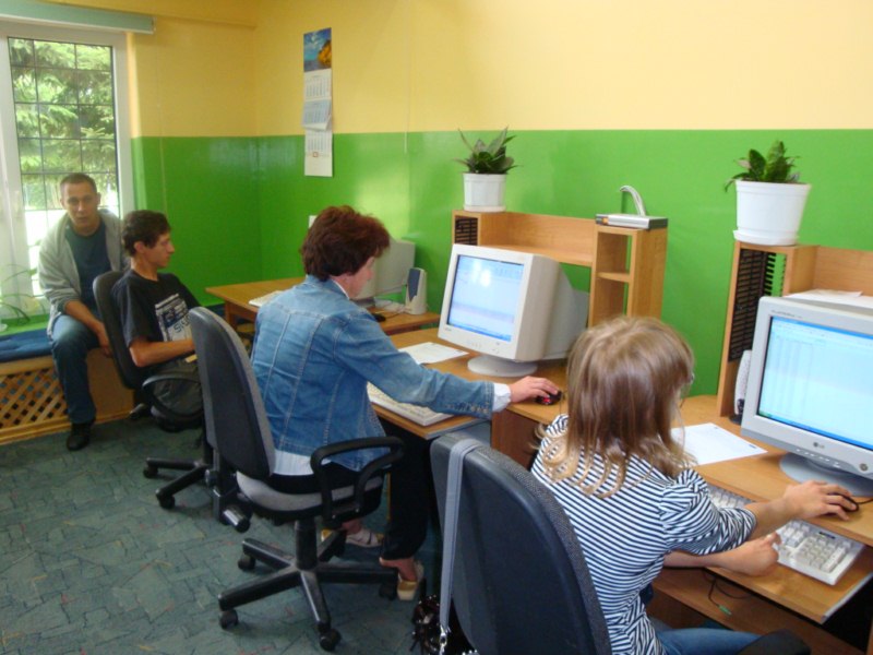 Uczestnicy podczas zajęć komputerowych 1 z 3