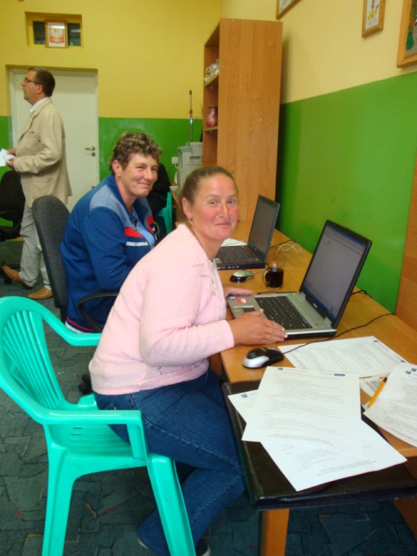 Dwoje uczestniczek pracujących przy laptopach